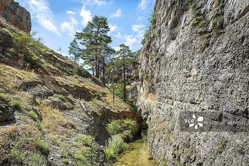 西班牙特鲁埃尔省阿尔瓦拉辛山卡洛马德的霍兹溪谷路线图片素材