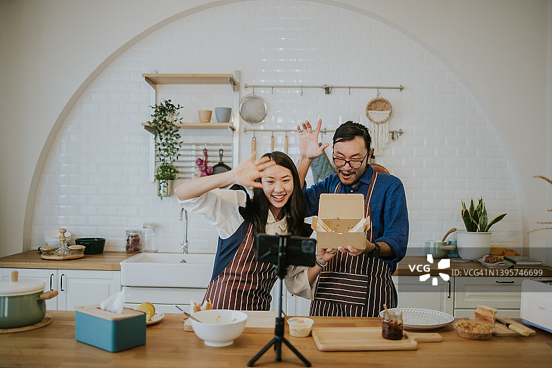 我们成功了，大家可以跟着我们制作这款健康三明治，下次再见，我们还有其他菜单。图片素材