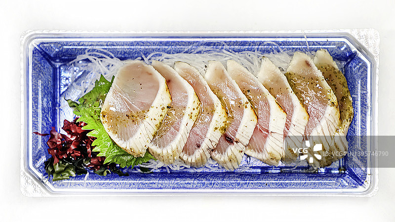 香煎长鳍金枪鱼配罗勒橄榄油酱图片素材