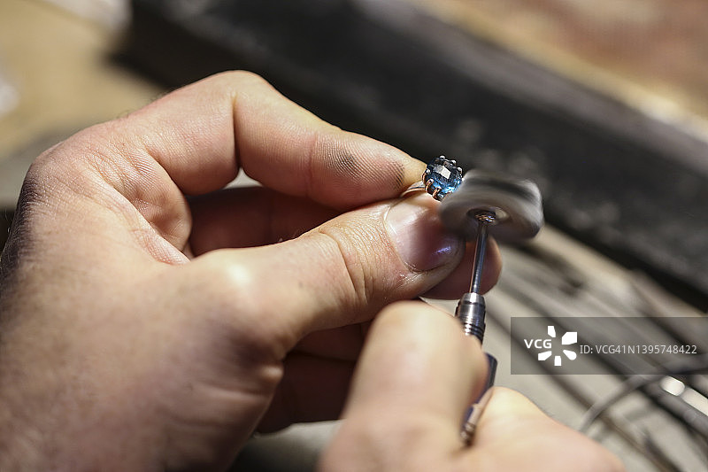 珠宝匠人抛光戒指图片素材