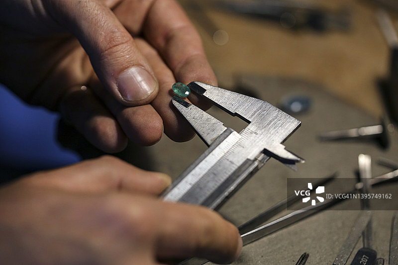 测量祖母绿图片素材