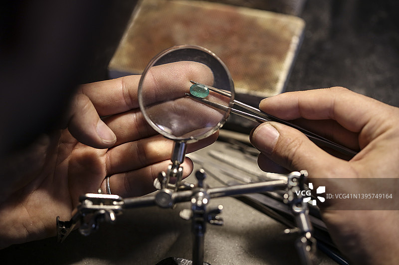 珠宝商检查祖母绿图片素材