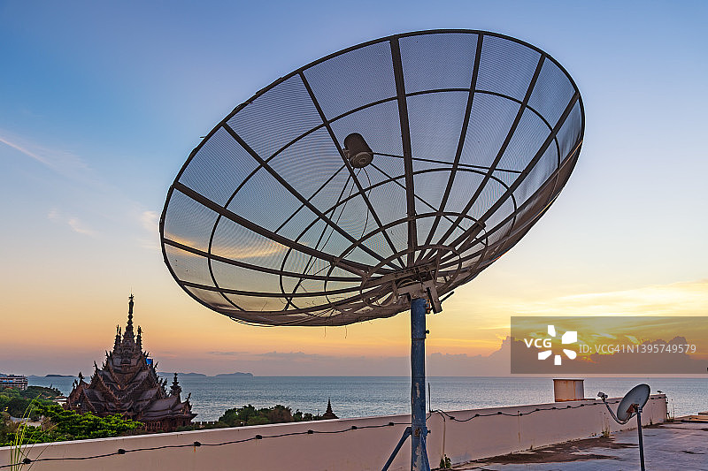 建筑物顶部的卫星天线 - 股票照片图片素材