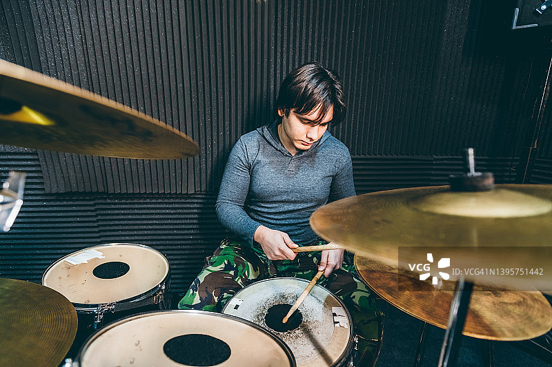 在工作室打鼓的鼓手图片素材