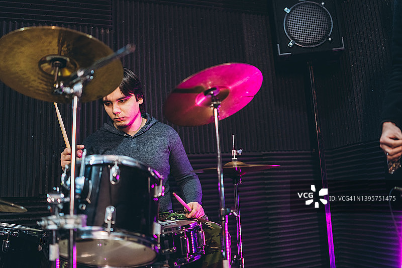 在工作室打鼓的鼓手图片素材