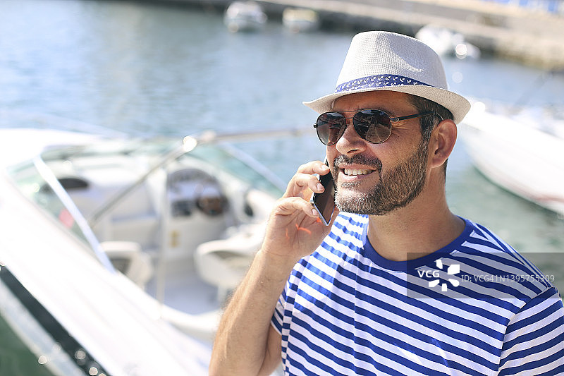 正在打电话的水手图片素材