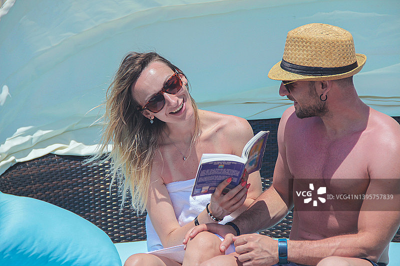 年轻情侣在暑假期间玩乐图片素材