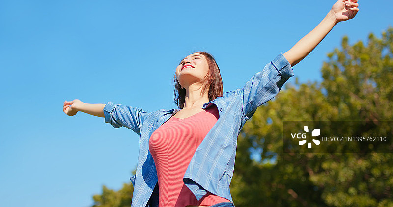 举起双臂的快乐女孩图片素材