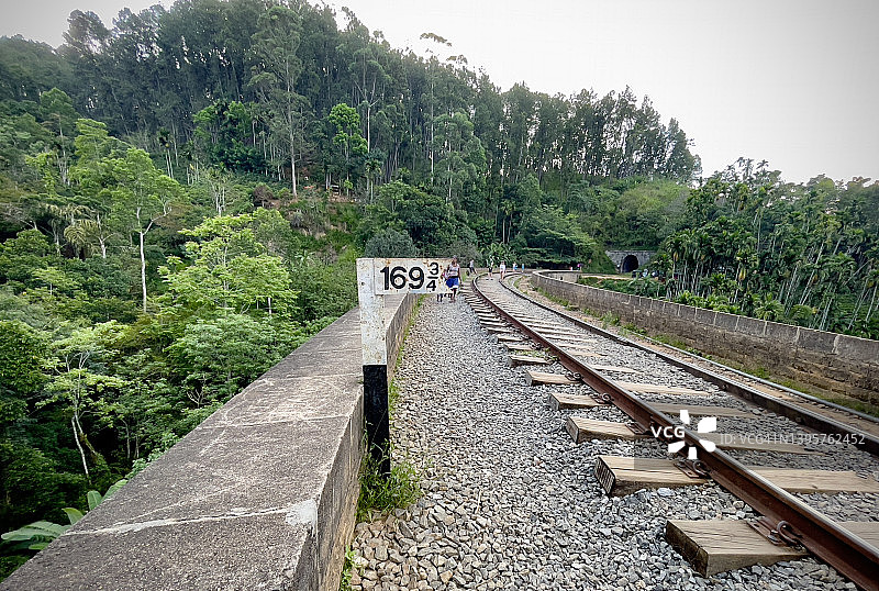 斯里兰卡埃拉，黛摩达拉九孔桥的铁路线图片素材