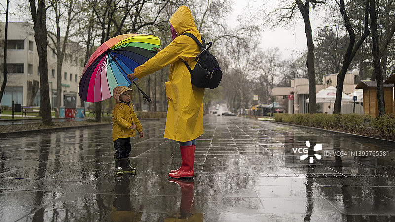 快乐的母子撑着伞图片素材