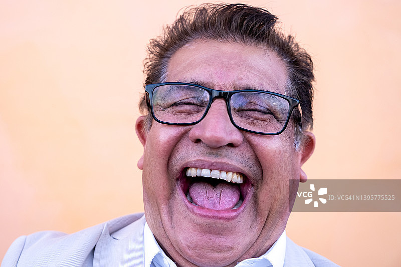 开怀大笑的西班牙裔老年男子图片素材
