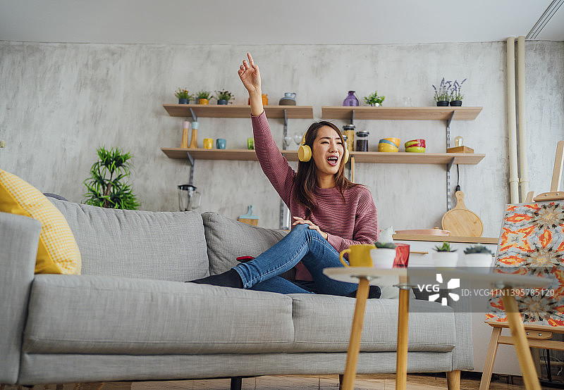 音乐是她的精神寄托图片素材