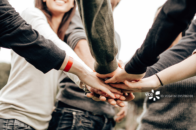 团队中的朋友们图片素材