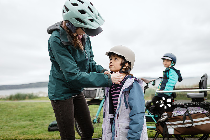 全家乘坐电动载货自行车骑行图片素材