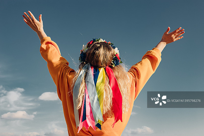 女人头上的花环图片素材