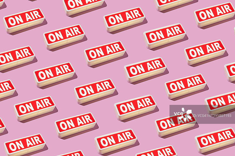 粉色背景上的“ON AIR”广播录音警示灯图案，播客、广播、电台节目、娱乐和新闻概念图片素材