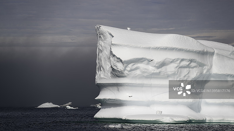 漂浮在北冰洋上的巨大冰山图片素材