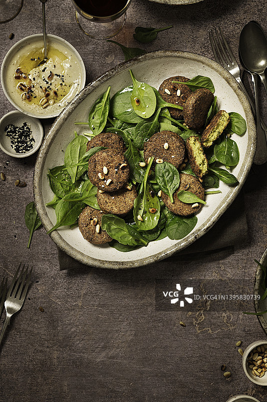 蔬菜球配菠菜和鹰嘴豆泥图片素材