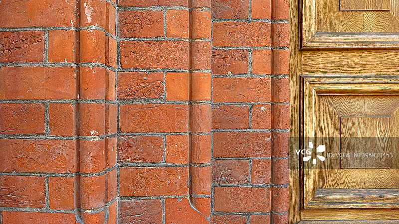 伦敦维多利亚时代的砖墙和木门图片素材