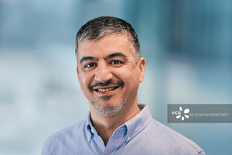 办公室里的亚洲中东男子图片素材