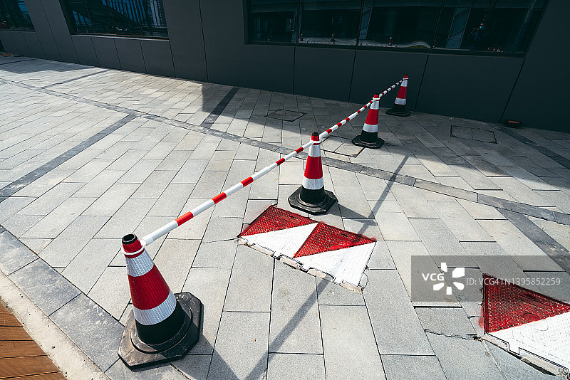 道路上的交通锥图片素材