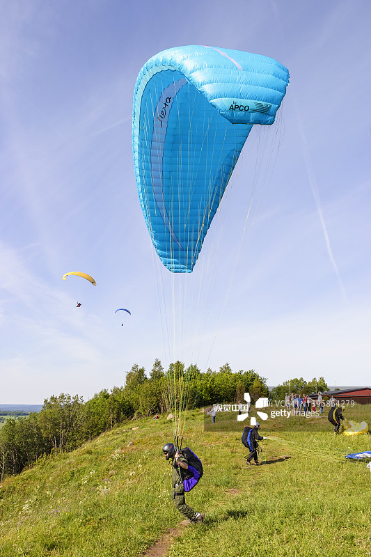 在山坡上起飞的滑翔伞图片素材
