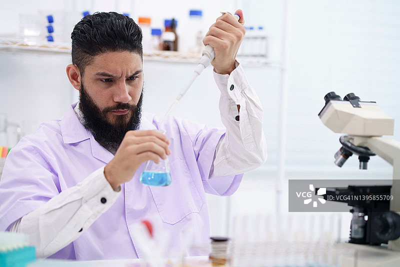 进行化学实验的实验室技术员图片素材