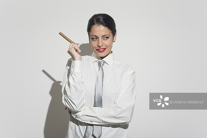 抽雪茄的商务女人，白色背景图片素材