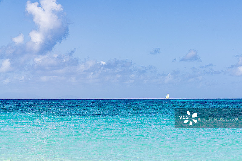 加勒比海绿松石水域中的帆船图片素材