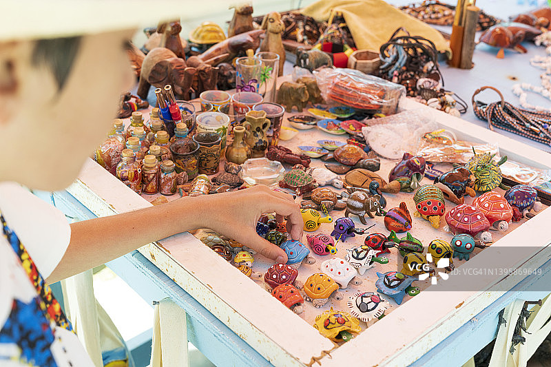 可爱的小男孩在安提瓜玩手工艺纪念品图片素材