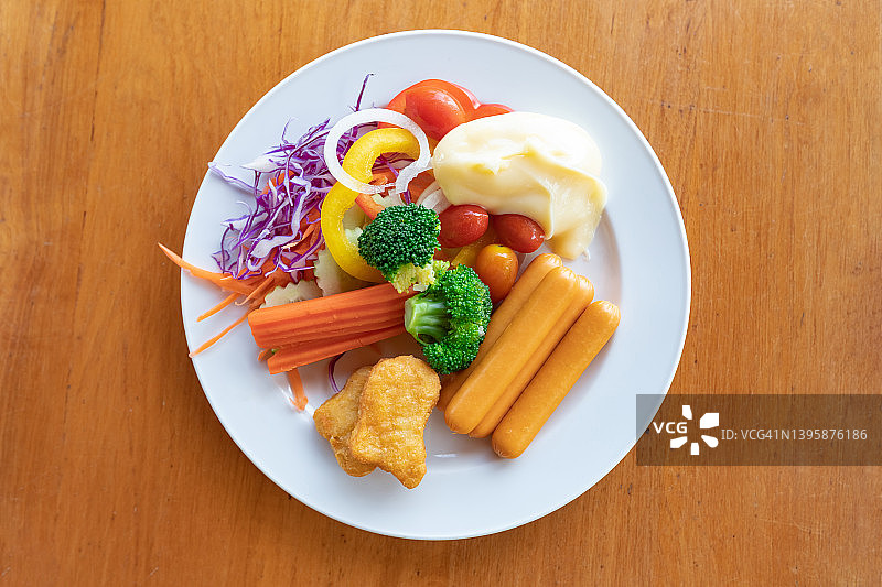 含蔬菜、香肠、豆类、吐司和沙拉的英式早餐图片素材