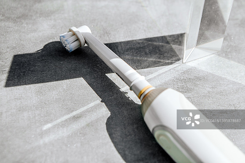 极简风格的电动牙刷图片素材