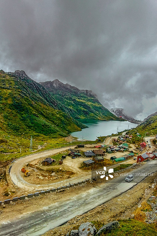 通往锡金湖泊的蜿蜒道路图片素材