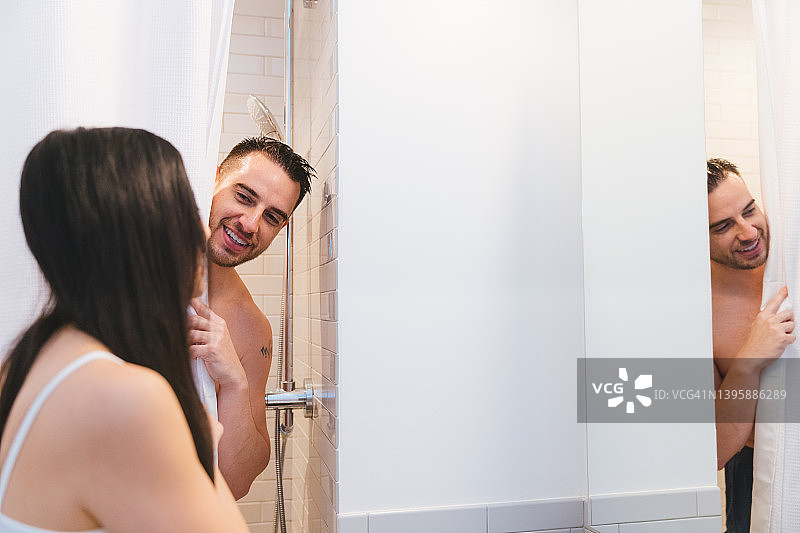 丈夫在淋浴时逗妻子图片素材
