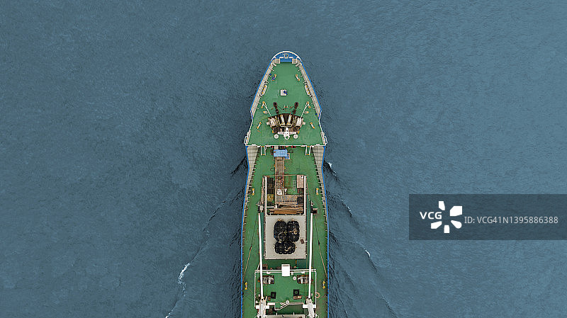 在海水中航行的油轮，用于运输石油图片素材