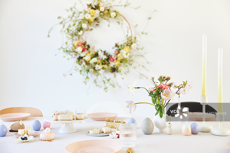 现代餐桌装饰，以花卉复活节花环悬挂在墙上图片素材