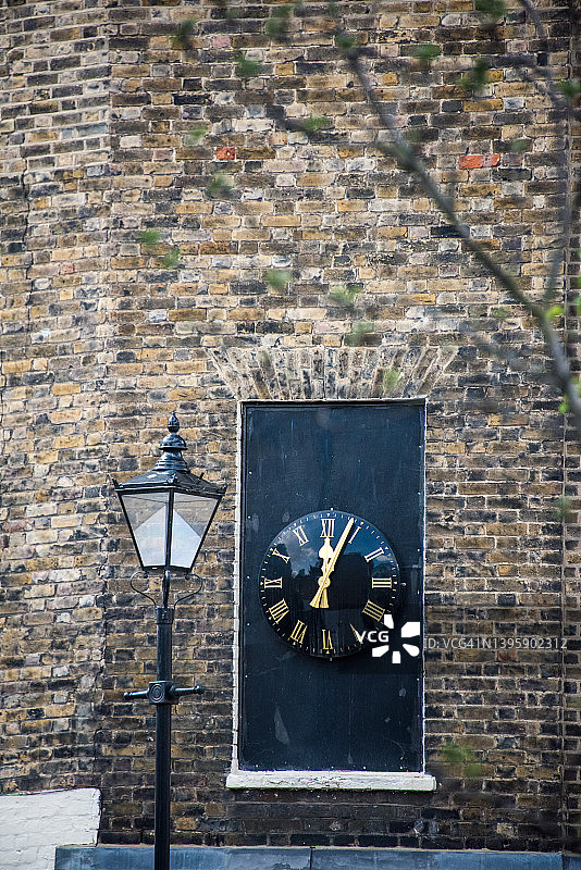 复古挂钟和灯柱图片素材