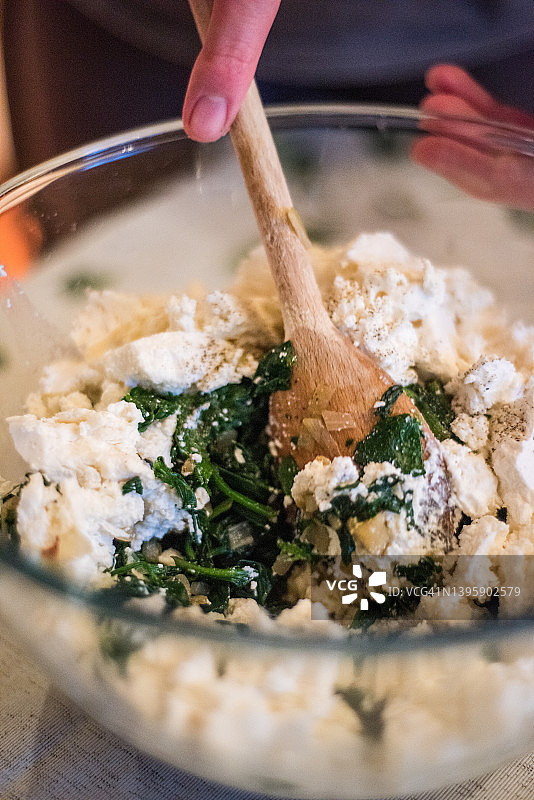 碗中用于奶酪和菠菜馅饼的馅料图片素材