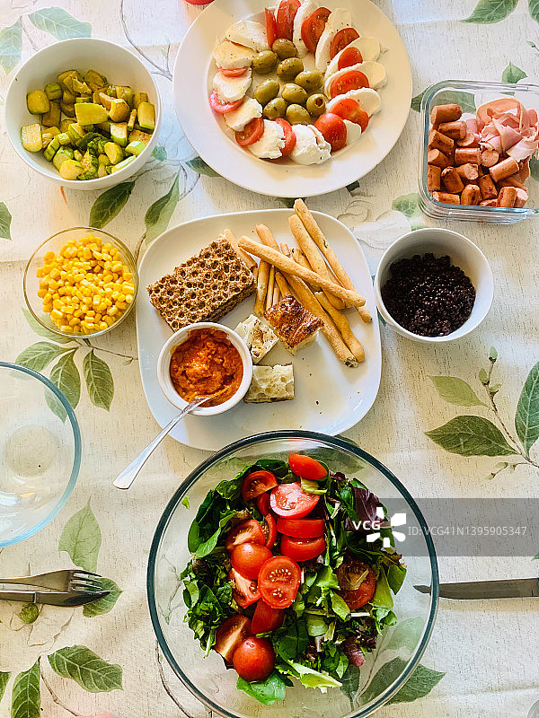 配有自制沙拉、蔬菜和香肠的餐桌图片素材