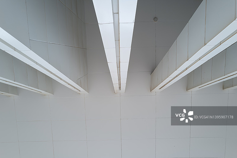 现代建筑中大型柱子的局部全景照片图片素材