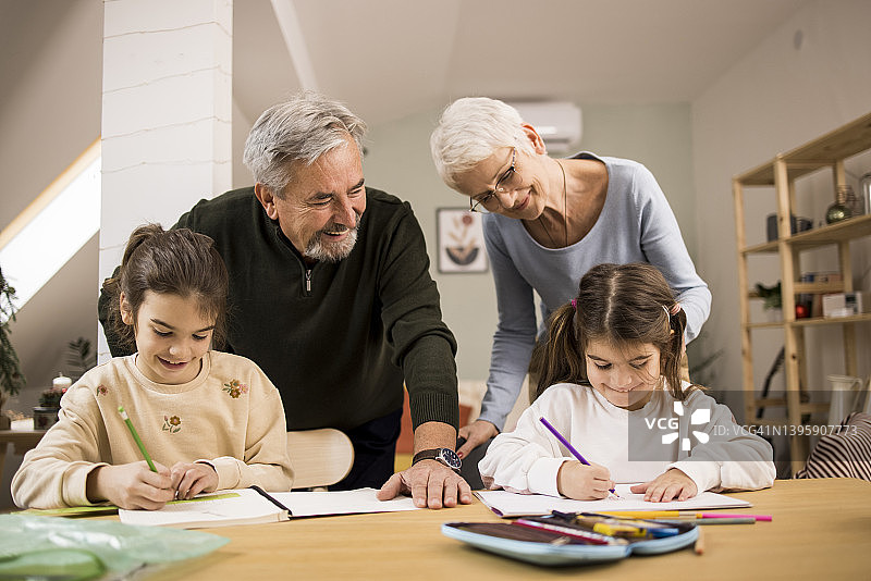 年长夫妇辅导孙女做作业图片素材