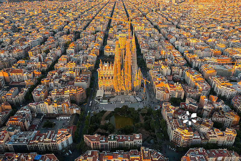 日出时分的巴塞罗那城市天际线与圣家堂，西班牙加泰罗尼亚鸟瞰图图片素材