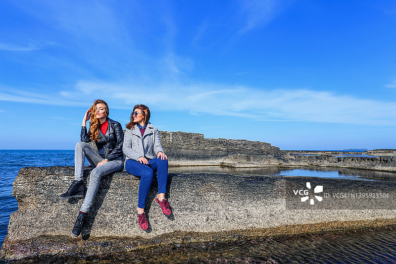 闺蜜的快乐时光，女朋友们的度假计划图片素材