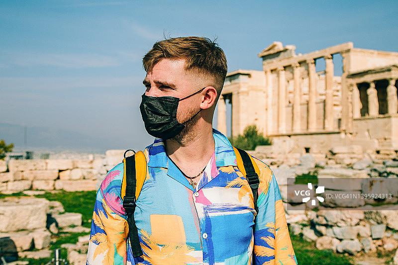 男人背着背包旅行图片素材