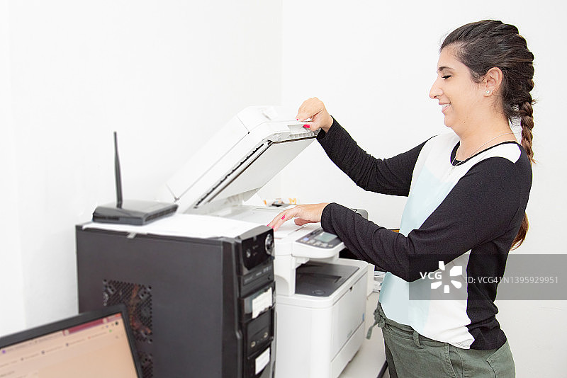 使用复印机的女人图片素材