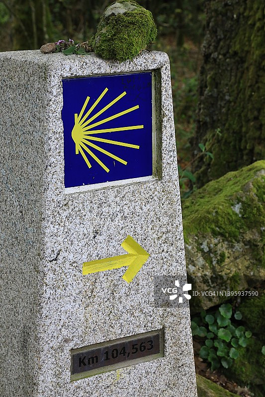 通往卡米诺·德圣地亚哥的朝圣之路上的里程碑图片素材