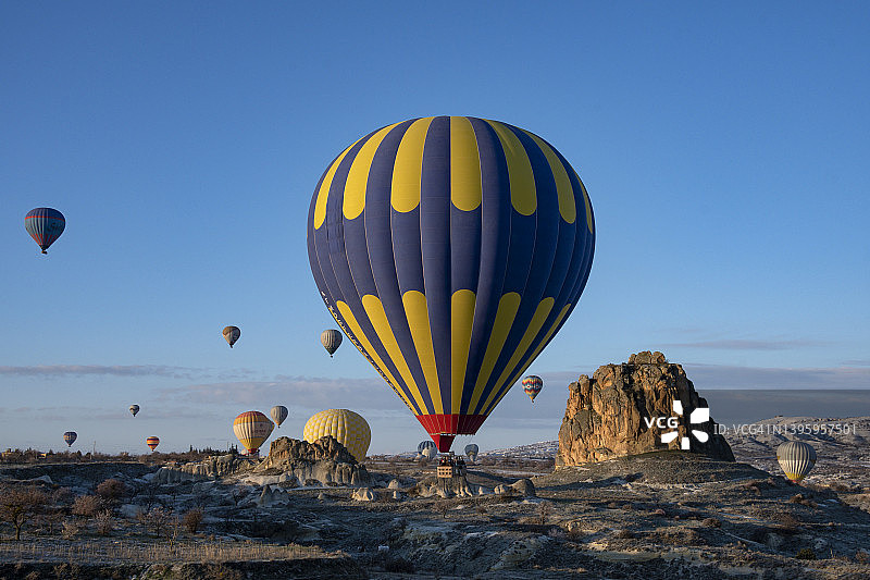 在土耳其中部安纳托利亚内夫谢希尔卡帕多奇亚乘坐热气球图片素材