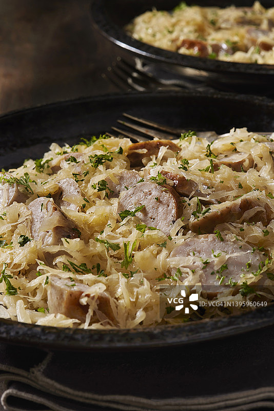 德国烤香肠和酸菜图片素材