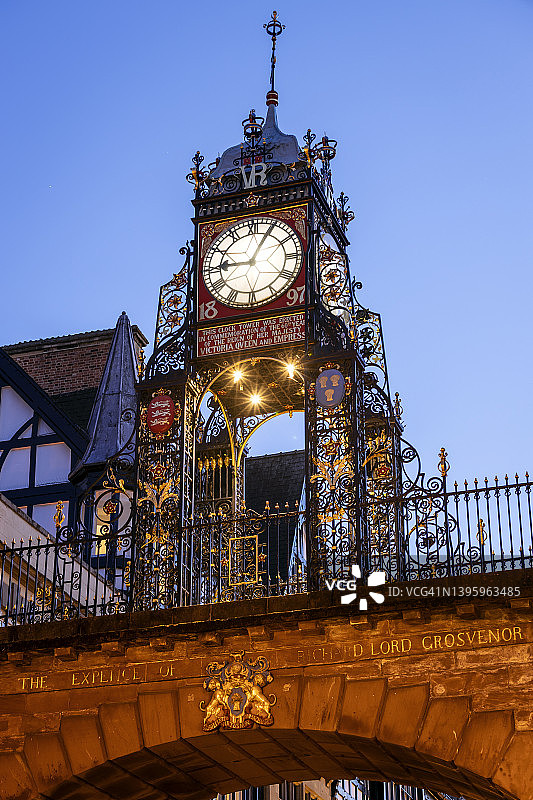 竖版：夜晚，伊斯特盖特钟，切斯特，柴郡，英格兰图片素材