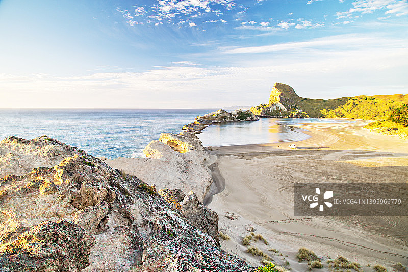 新西兰卡斯尔波因特的拯救湾、礁石和城堡岩在柔和的晨光中图片素材